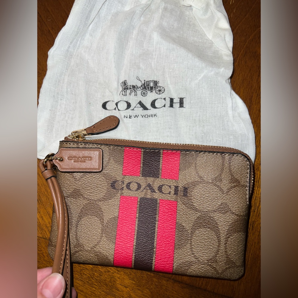 Brand new coach wristlet, comes w/ linen protection bag